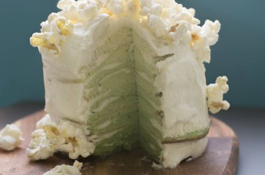 Doğrama Kurulu pop Mısır ile üst üzerinde lezzetli kek