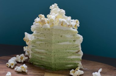 Doğrama Kurulu pop Mısır ile üst üzerinde lezzetli kek