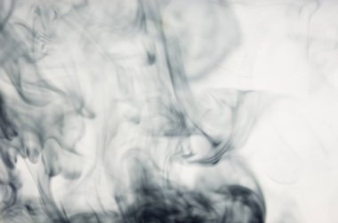 Beyaz arka plan üzerinde koyu duman bulutları