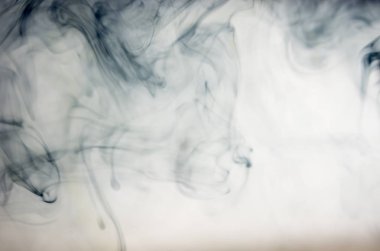 Beyaz arka plan üzerinde koyu duman bulutları