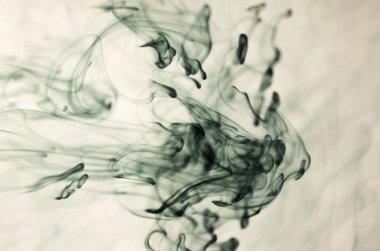 Beyaz arka plan üzerinde koyu duman bulutları