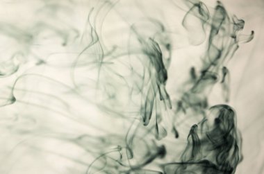 Beyaz arka plan üzerinde koyu duman bulutları