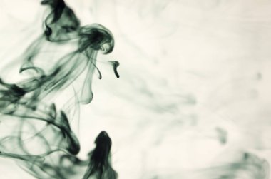 Beyaz arka plan üzerinde koyu duman bulutları