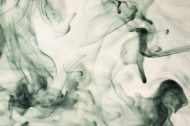 Beyaz arka plan üzerinde koyu duman bulutları