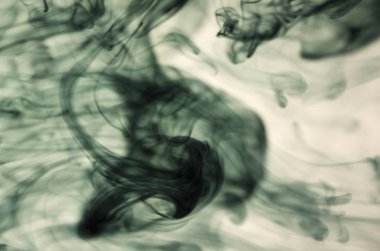 Beyaz arka plan üzerinde koyu duman bulutları