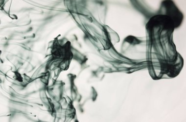 Beyaz arka plan üzerinde koyu duman bulutları