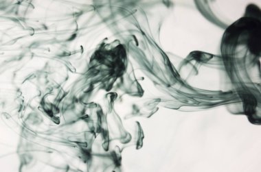 Beyaz arka plan üzerinde koyu duman bulutları