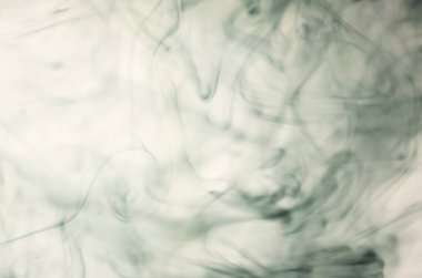 Beyaz arka plan üzerinde koyu duman bulutları