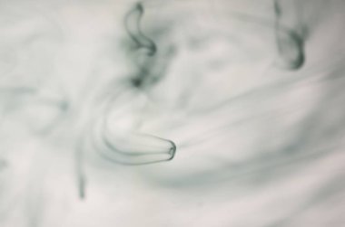 Beyaz arka plan üzerinde koyu duman bulutları