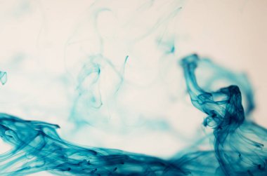 mavi beyaz arka plan üzerinde duman bulutları