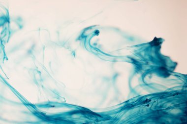 mavi beyaz arka plan üzerinde duman bulutları