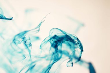 mavi beyaz arka plan üzerinde duman bulutları