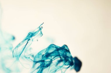 mavi beyaz arka plan üzerinde duman bulutları