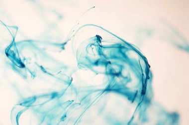 mavi beyaz arka plan üzerinde duman bulutları