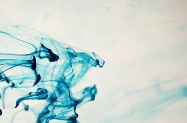 mavi beyaz arka plan üzerinde duman bulutları