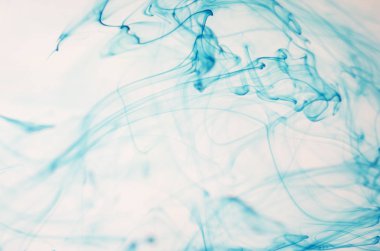 mavi beyaz arka plan üzerinde duman bulutları