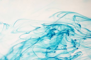 mavi beyaz arka plan üzerinde duman bulutları