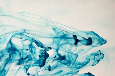 mavi beyaz arka plan üzerinde duman bulutları