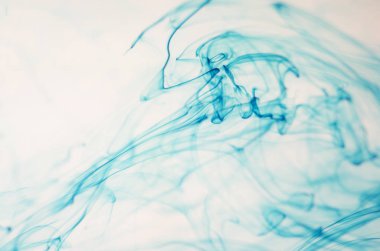 mavi beyaz arka plan üzerinde duman bulutları