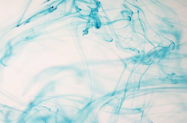 mavi beyaz arka plan üzerinde duman bulutları