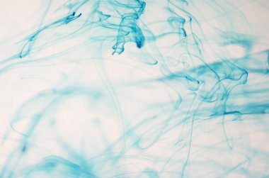 mavi beyaz arka plan üzerinde duman bulutları