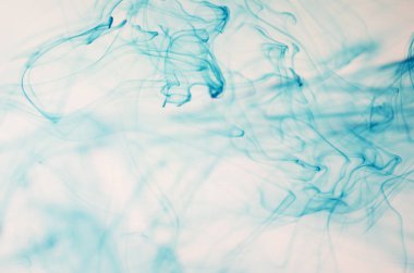 mavi beyaz arka plan üzerinde duman bulutları