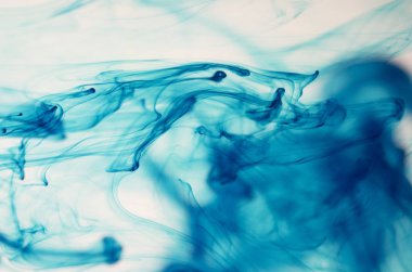 mavi beyaz arka plan üzerinde duman bulutları