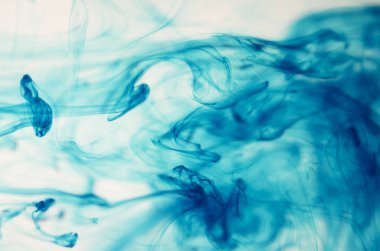 mavi beyaz arka plan üzerinde duman bulutları