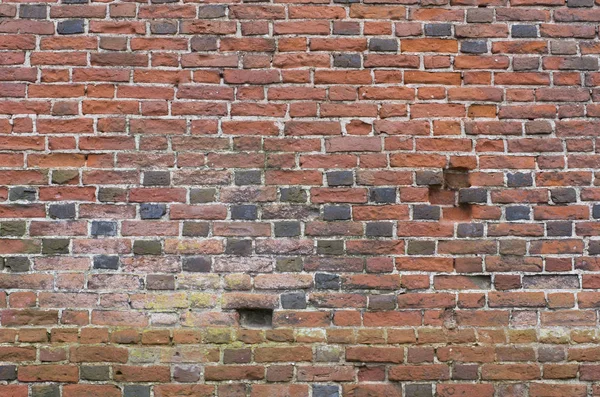 eski hasarlı tuğla duvar beton ile