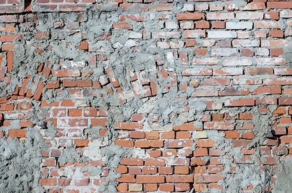 eski hasarlı tuğla duvar beton ile