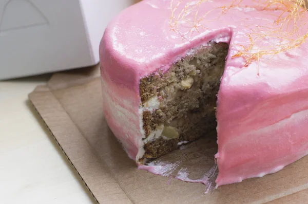ピンクのクリームでおいしいケーキのクローズ アップ ビュー — ストック写真