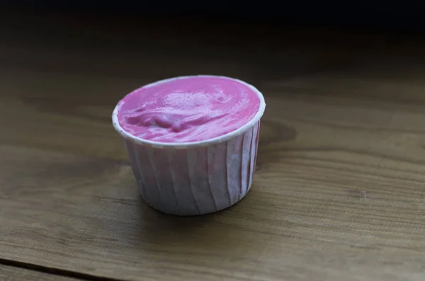 Вкусный Кекс Розовым Кремом Над Деревянным Столом — стоковое фото