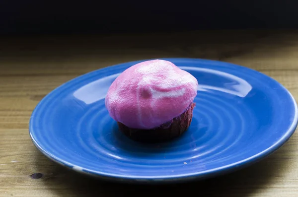 Вкусный Кекс Розовым Кремом Голубой Тарелке — стоковое фото