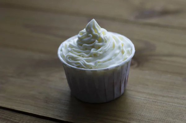 Gustoso Muffin Con Crema Bianca Sul Tavolo Legno — Foto Stock