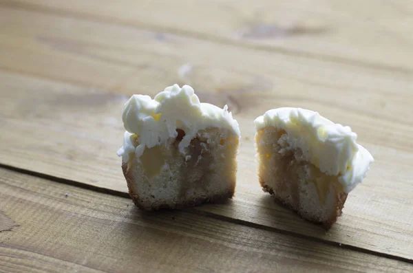 Νόστιμο Φέτες Muffin Λευκή Κρέμα Πάνω Από Ξύλινο Τραπέζι — Φωτογραφία Αρχείου
