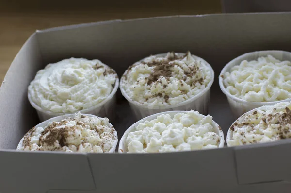 lezzetli kek krem karton kutuda closeup görünümü