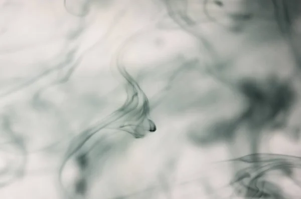 Dunkle Rauchwolken Über Weißem Hintergrund — Stockfoto