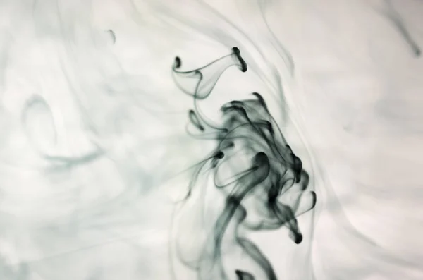Dunkle Rauchwolken Über Weißem Hintergrund — Stockfoto