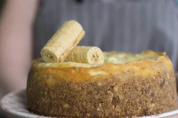 lezzetli pasta tatlı krema ile üst tutan kişi