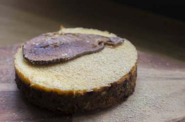 Doğrama Kurulu üzerinde kurutulmuş armut dilim ile lezzetli pasta portre görünümü