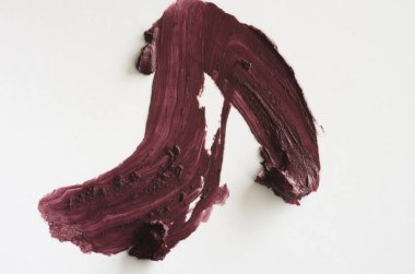 Beyaz arka plan üzerinde yumuşak krem çikolata closeup görünümü