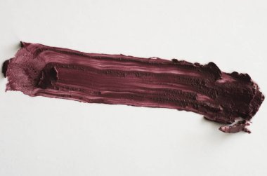 Beyaz arka plan üzerinde yumuşak krem çikolata closeup görünümü