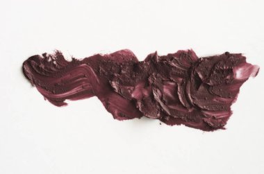 Beyaz arka plan üzerinde yumuşak krem çikolata closeup görünümü