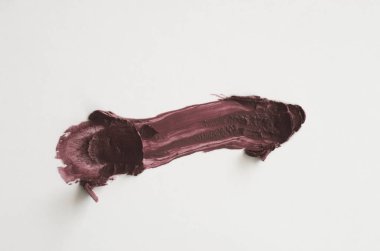 Beyaz arka plan üzerinde yumuşak krem çikolata closeup görünümü