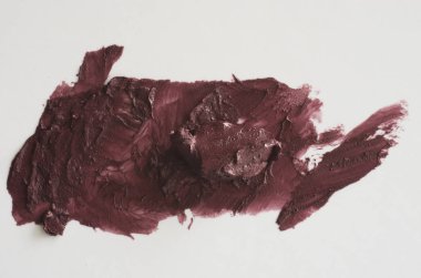 Beyaz arka plan üzerinde yumuşak krem çikolata closeup görünümü