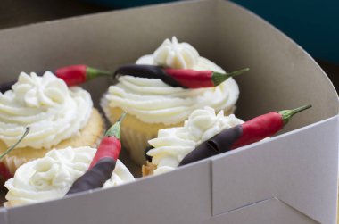 lezzetli kek ve biber üstüne çikolata kutusu