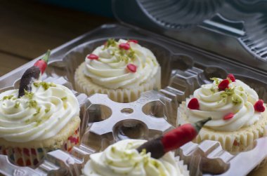 lezzetli kek ve biber üstüne çikolata kutusu