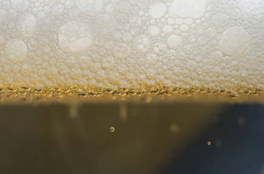kabarcıklar ve bira köpük bardak closeup görünümü