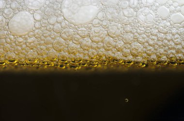 kabarcıklar ve bira köpük bardak closeup görünümü