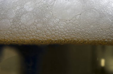 kabarcıklar ve bira köpük bardak closeup görünümü